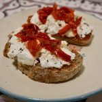 Tartines chèvre, confiture de tomates et poivrons marinés Tartines chèvre, confiture de tomates et poivrons marinés
