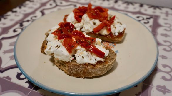 Tartines chèvre, confiture de tomates et poivrons marinés