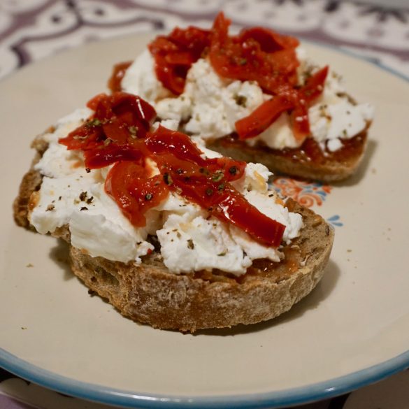 Tartines chèvre, confiture de tomates et poivrons marinés